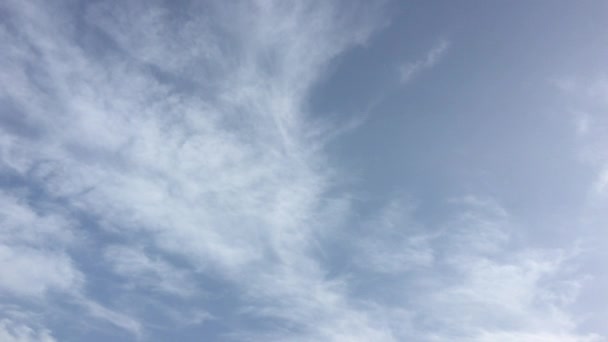 Nubes Blancas Desaparecen Sol Caliente Cielo Azul Time Lapse Movimiento — Vídeos de Stock