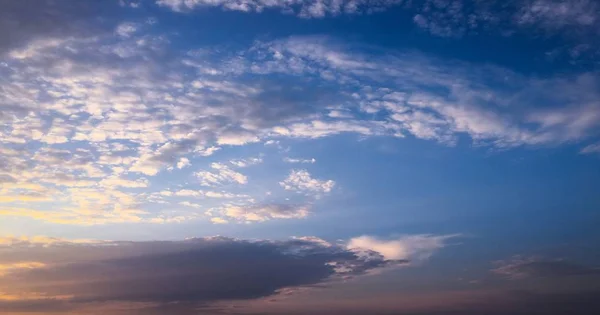 Όμορφο μπλε ουρανό με σύννεφα φόντο.Sky σύννεφα με σύννεφα καιρού φύση σύννεφο blue.Blue ουρανό με σύννεφα και ήλιο. — Φωτογραφία Αρχείου