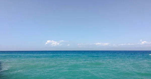 Hermoso cielo azul con nubes background.Sky nubes clouds.Sky con nubes tiempo naturaleza nubes blue.Blue cielo con nubes y sol. —  Fotos de Stock