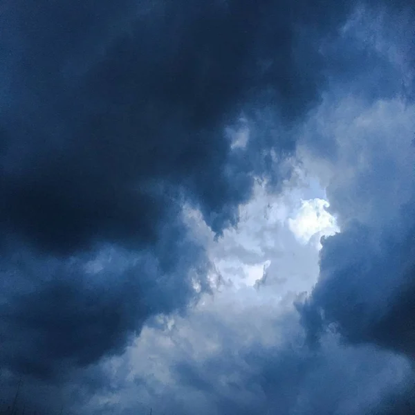 Gyönyörű kék ég felhők háttérben.Sky felhők.Sky felhők időjárás természet felhő kéket.Kék ég felhők és a nap. — Stock Fotó