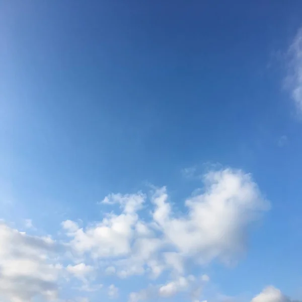 雲を背景にした美しい青空空雲を背景にした空雲を背景にした青空雲と太陽を背景にした青い空. — ストック写真