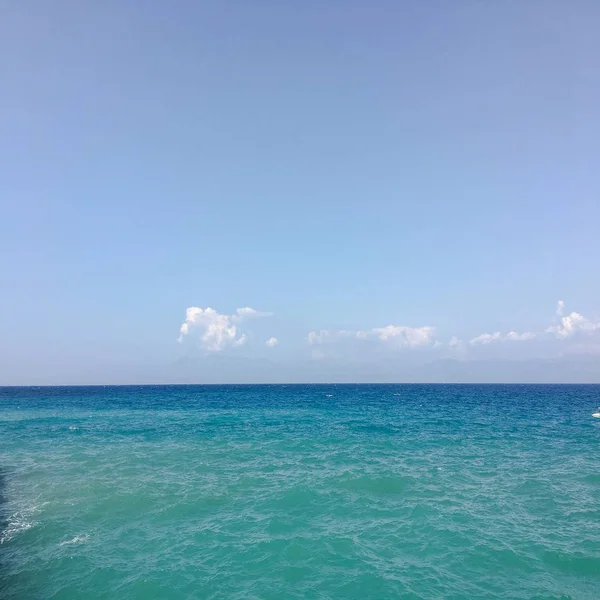 Beau ciel bleu avec fond nuageux.Ciel nuageux.Ciel avec nuages météo nature nuage bleu.Ciel bleu avec nuages et soleil. — Photo