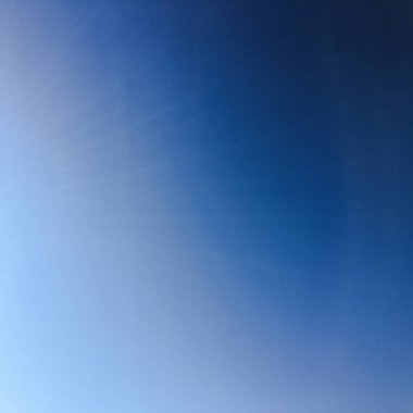 Mavi arkaplanı olan güzel bulutlar. Doğa havası, bulut mavi gökyüzü ve güneş.