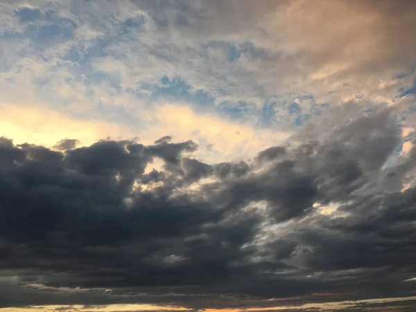 Hermosas nubes con fondo azul del cielo. Naturaleza tiempo, nubes cielo azul y sol. — Foto de Stock