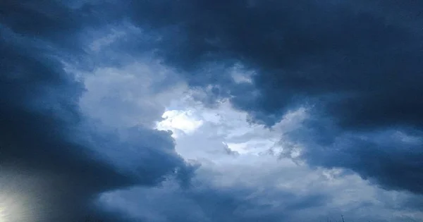 Mavi arkaplanı olan güzel bulutlar. Doğa havası, bulut mavi gökyüzü ve güneş. — Stok fotoğraf