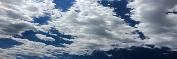 青空を背景にした美しい雲。自然の天気、雲の青い空と太陽. — ストック写真