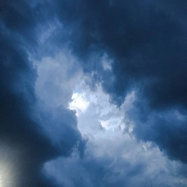 Beautiful clouds with blue sky background. Nature weather, cloud blue sky and sun. — Stock Photo, Image