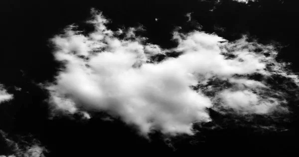 Weiße Wolke auf schwarzem Hintergrund. Dramatischer Wolkenhintergrund. — Stockfoto