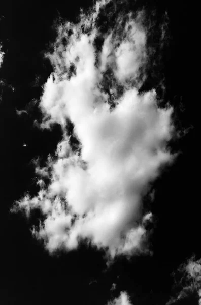 Fehér felhő a fekete háttér. Drámai felhők háttér. — Stock Fotó