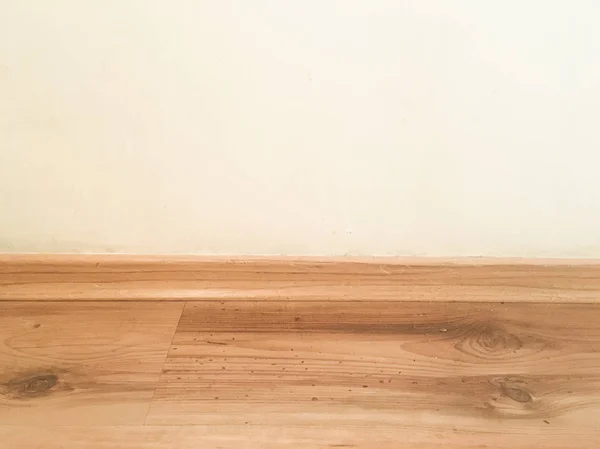 Room wood floor perspective, grunge pastel painted concrete wall and varnished wooden laminate planks grou. Old room background. Washed oak parquet pattern. — Stock Photo, Image