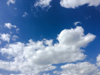 Mavi arkaplanı olan güzel bulutlar. Doğa havası, bulut mavi gökyüzü ve güneş.