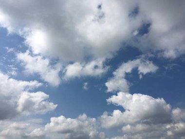 Mavi arkaplanı olan güzel bulutlar. Doğa havası, bulut mavi gökyüzü ve güneş.