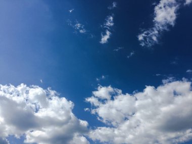 Mavi arkaplanı olan güzel bulutlar. Doğa havası, bulut mavi gökyüzü ve güneş.