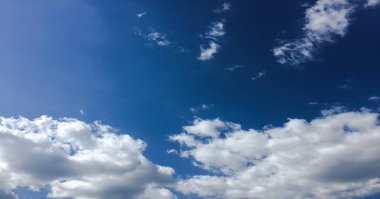 Mavi arkaplanı olan güzel bulutlar. Doğa havası, bulut mavi gökyüzü ve güneş.