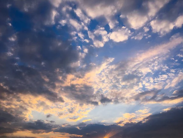 Hermosas nubes con fondo azul del cielo. Naturaleza tiempo, nubes cielo azul y sol. —  Fotos de Stock