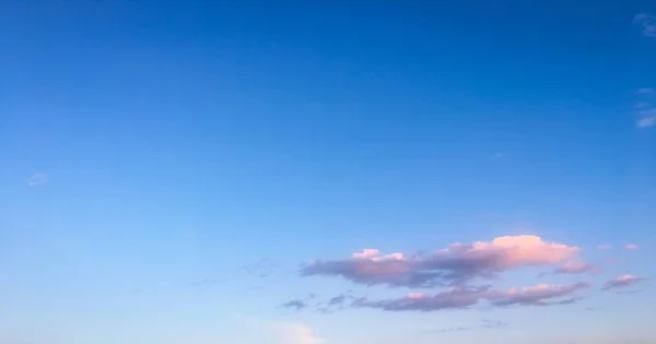 青空を背景にした美しい雲。自然の天気、雲の青い空と太陽. — ストック写真