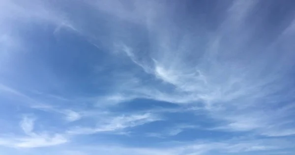 Belle nuvole con sfondo cielo blu. Natura tempo, nuvole cielo azzurro e sole. — Foto Stock