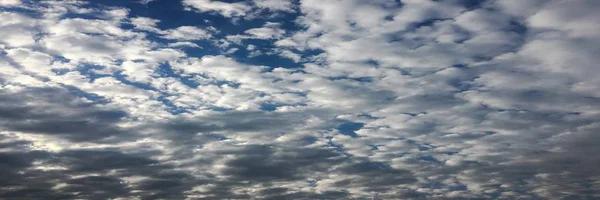 Hermosas nubes con fondo azul del cielo. Naturaleza tiempo, nubes cielo azul y sol. — Foto de Stock