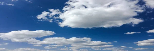 Mavi arkaplanı olan güzel bulutlar. Doğa havası, bulut mavi gökyüzü ve güneş. — Stok fotoğraf