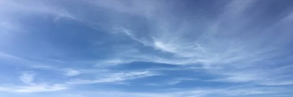 青空を背景にした美しい雲。自然の天気、雲の青い空と太陽. — ストック写真