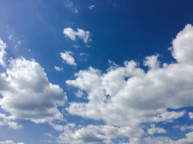 Güzel bulutlar mavi gökyüzü arka plan ile. Doğa hava, mavi gökyüzü bulut ve güneş.