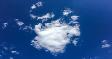 Güzel bulutlar mavi gökyüzü arka plan ile. Doğa hava, mavi gökyüzü bulut ve güneş.