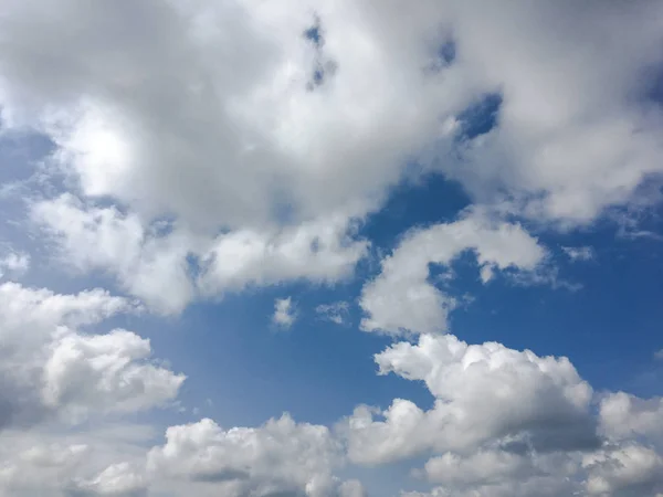 Krásné mraky s pozadí modré oblohy. Charakter počasí, modrá obloha obláček a sluníčko. — Stock fotografie