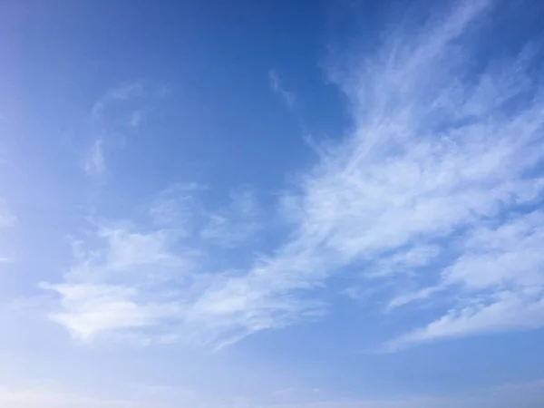 Schöne Wolken mit blauem Himmel Hintergrund. Naturwetter, blauer Himmel, Wolken und Sonne. — Stockfoto