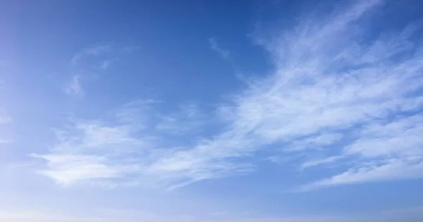 Beaux nuages avec fond bleu ciel. Météo nature, ciel bleu nuage et soleil . — Photo