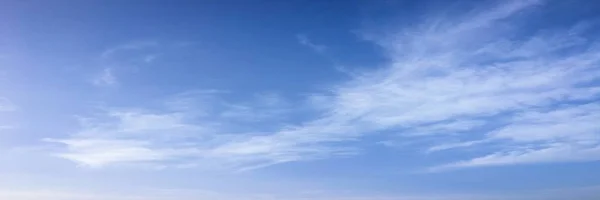 青い空を背景に美しい雲。自然天気、青空の雲と太陽. — ストック写真