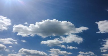 Güzel bulutlar mavi gökyüzü arka plan ile. Doğa hava, mavi gökyüzü bulut ve güneş.