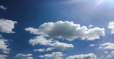 Güzel bulutlar mavi gökyüzü arka plan ile. Doğa hava, mavi gökyüzü bulut ve güneş.