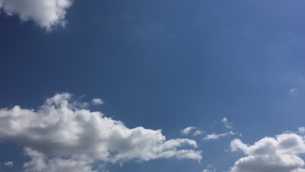 Nuvem Branca Desaparece Sol Quente Céu Azul Nuvens Cúmulos Formam — Vídeo de Stock