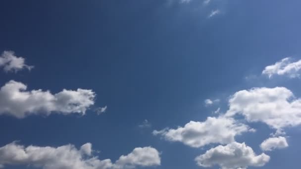 Beyaz Bulut Mavi Gökyüzünde Güneşin Altında Kaybolur Kümülüs Bulutlar Formu — Stok video