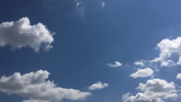Witte Wolk Verdwijnen Hete Zon Blauwe Hemel Cumulus Wolken Formulier — Stockvideo