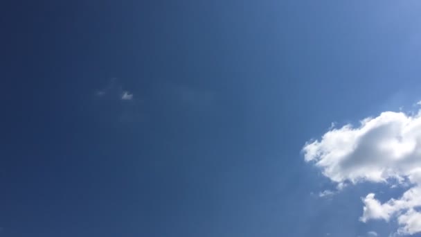 Λευκό Σύννεφο Εξαφανίζονται Κάτω Από Τον Καυτό Ήλιο Στο Μπλε — Αρχείο Βίντεο