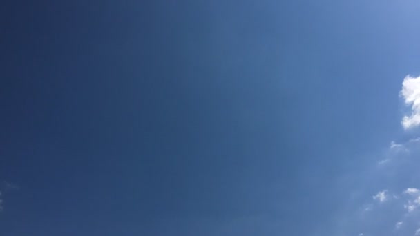 白い雲は 青い空に熱い太陽の下で消えます 鮮やかな青空の積雲の雲の形 コマ撮り動雲青い空を背景 — ストック動画
