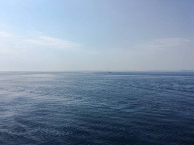 Güzel bulutlar mavi gökyüzü arka plan ile. Doğa hava, mavi gökyüzü bulut ve güneş.