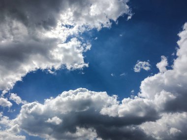 Güzel bulutlar mavi gökyüzü arka plan ile. Doğa hava, mavi gökyüzü bulut ve güneş.