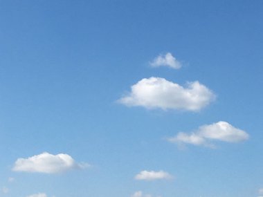 Güzel bulutlar mavi gökyüzü arka plan ile. Doğa hava, mavi gökyüzü bulut ve güneş.