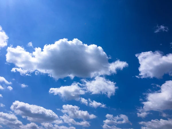 Beautiful clouds with blue sky background. Nature weather, blue sky cloud and sun. — Stock Photo, Image