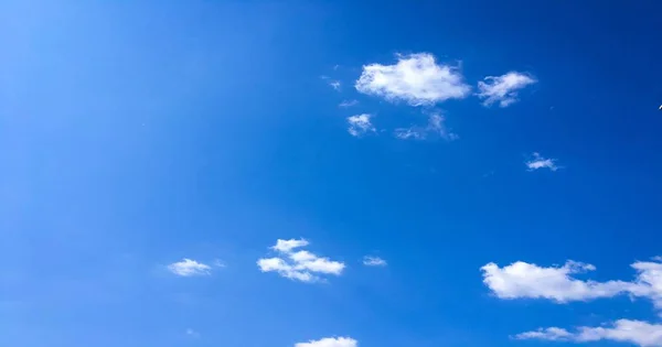 Belle nuvole con sfondo cielo blu. Natura tempo, cielo blu nube e sole . — Foto Stock