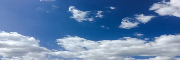 Nuvens bonitas com fundo azul céu. Natureza tempo, céu azul nuvem e sol . — Fotografia de Stock