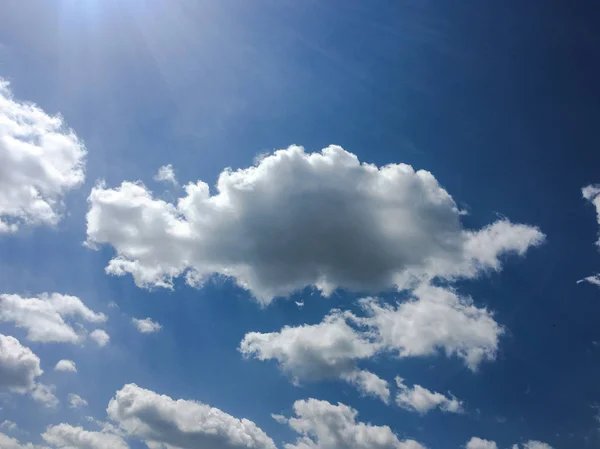 Nuvens bonitas com fundo azul céu. Natureza tempo, céu azul nuvem e sol . — Fotografia de Stock