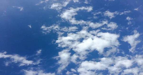 Piękne chmury na tle błękitnego nieba. Natura Pogoda, Błękitne niebo chmury i słońce. — Zdjęcie stockowe