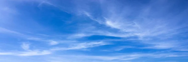 Beautiful clouds with blue sky background. Nature weather, blue sky cloud and sun. — Stock Photo, Image