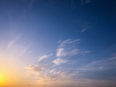 Mavi arkaplanı olan güzel bulutlar. Doğa havası, bulut mavi gökyüzü ve güneş.