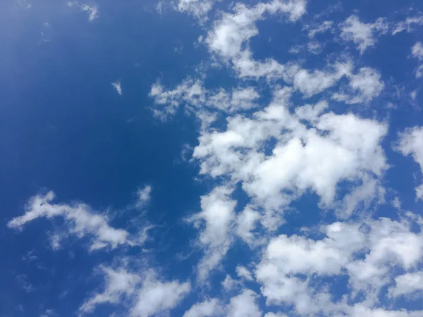 Vackra moln med blå himmel bakgrund. Naturväder, molnblå himmel och sol. — Stockfoto