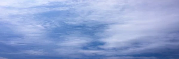 Όμορφα σύννεφα με φόντο τον γαλάζιο ουρανό. Ο καιρός της φύσης, το μπλε του ουρανού και του ήλιου. — Φωτογραφία Αρχείου