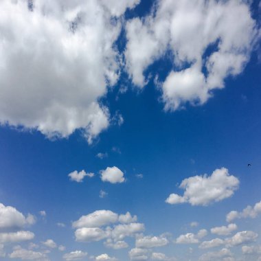 Mavi arkaplanı olan güzel bulutlar. Doğa havası, bulut mavi gökyüzü ve güneş.